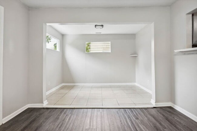 Building Photo - Spacious home, close to the beltline, grea...
