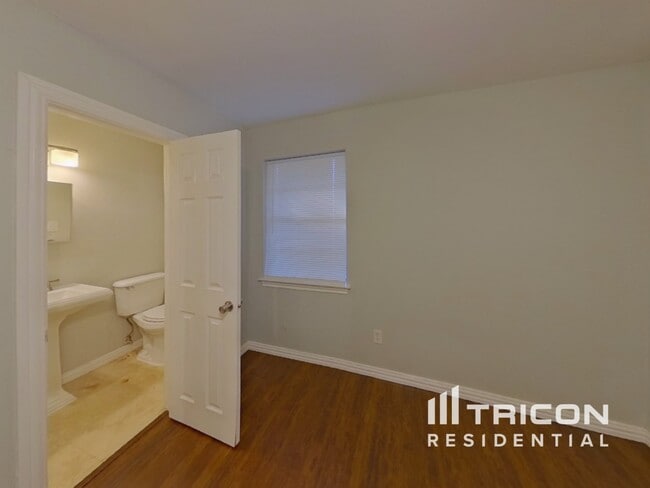 Building Photo - 126 Tharp St