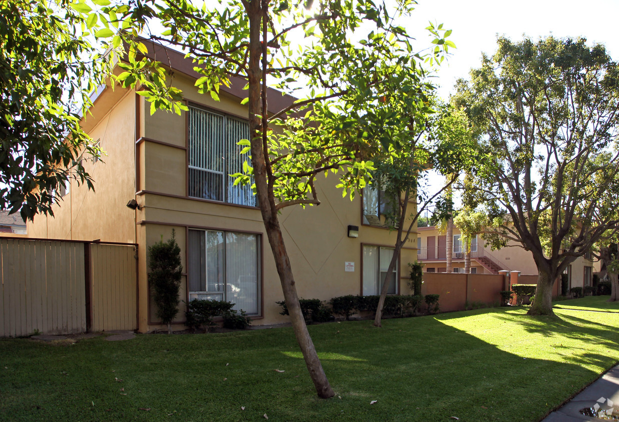 Primary Photo - Robert's Apartments