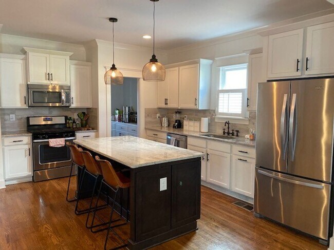 Foto del edificio - Craftsman Inspired 3 Bed/ 2.5 Bath Home in Cleveland Park, Fenced Yard, Pet Friendly, Screened Po...