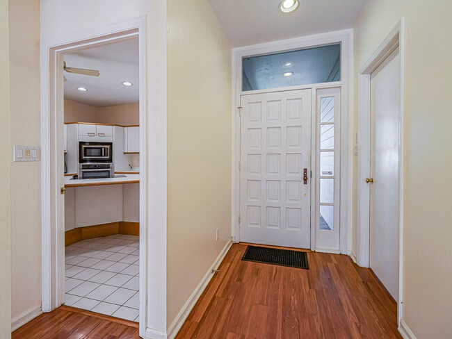 Building Photo - 131 Peppertree Dr