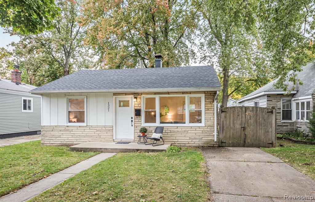 Primary Photo - 1321 E Harry Ave