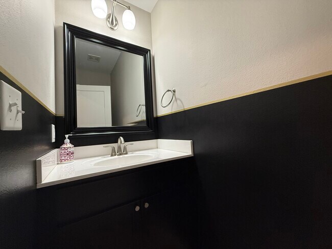 Foto del edificio - 1318 N Dodge St Ct