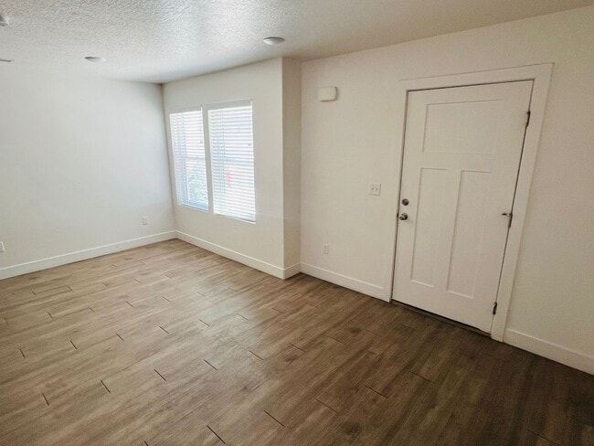 Foto del edificio - Beautiful new construction town home with ...