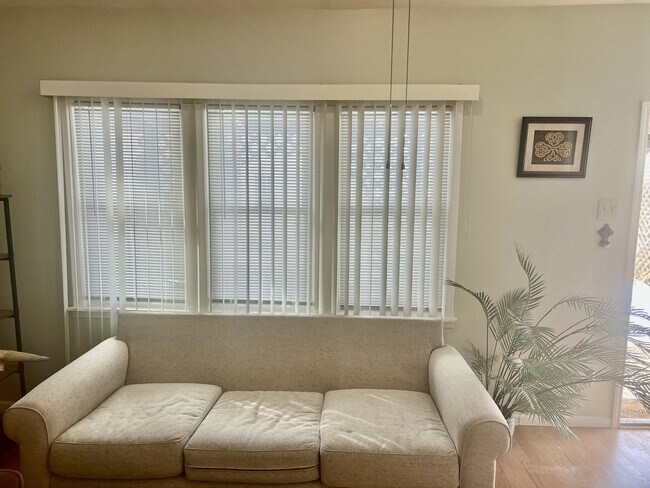 Foto del edificio - 3647 N Newland Ave