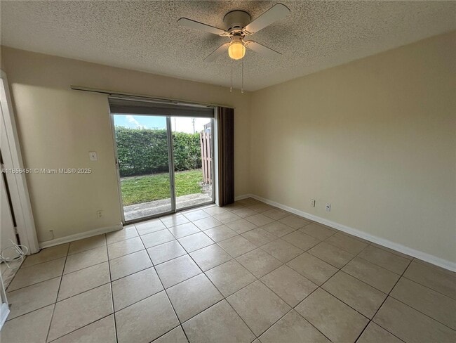 Foto del edificio - 910 Cypress Way E