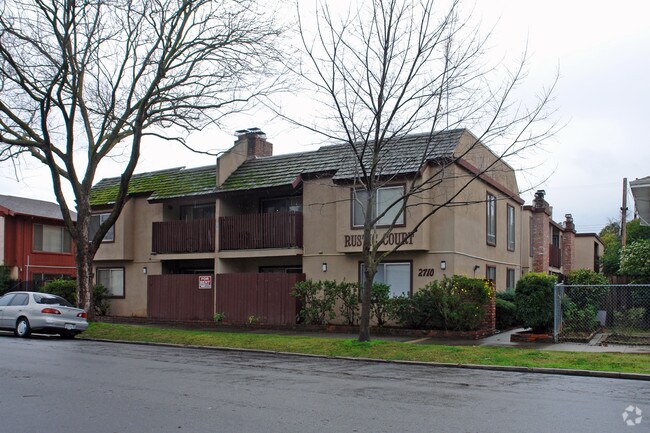 Foto del edificio - Rustic Court Apartments