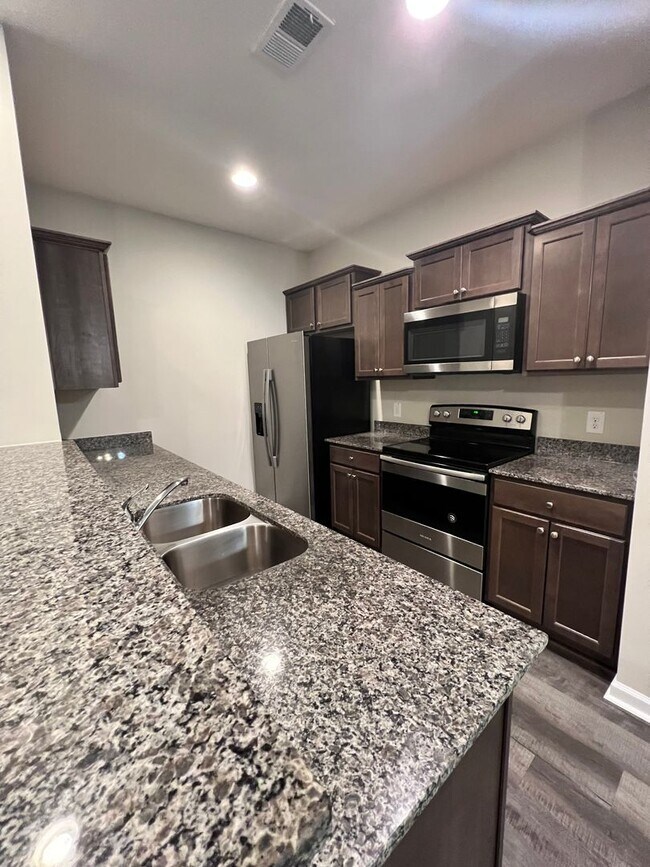 Foto del edificio - 3 Bedroom/2.5 Bath Townhome in Lakeview Commons