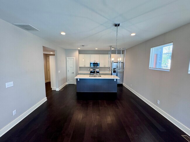 Building Photo - 834 S Randolph-3 bed/2.5 Bath -Newly Renov...