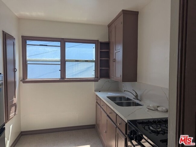 Building Photo - 644 W 40th Pl