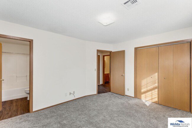 Foto del edificio - 3 bedroom 2 bath duplex - Derby Schools