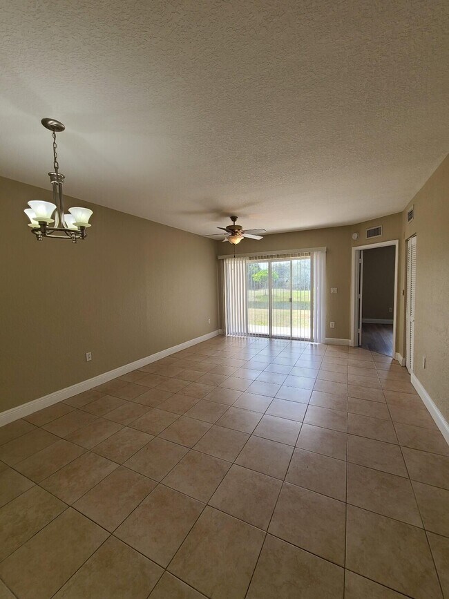 Building Photo - 1049 Golden Lakes Blvd