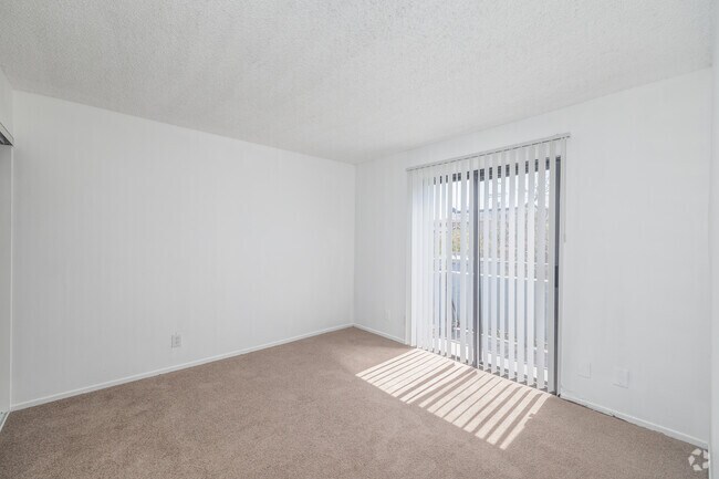 2 habitaciones, 1 baño - 630 pies cuadrados - Dormitorio - 2216-2218 Court St.