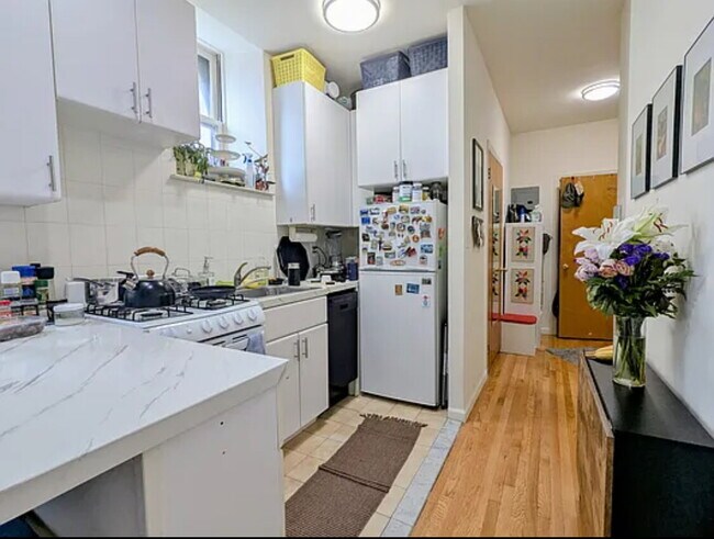 Foto del edificio - LARGE 1BR ON ELEVATOR BUILDING W/ JUMBO CL...