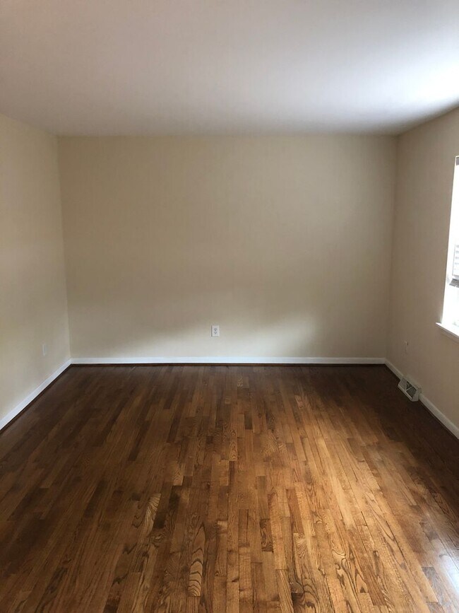 Building Photo - 413 N Crestwood Dr