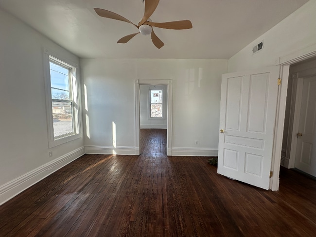 Building Photo - 2567 Bank St