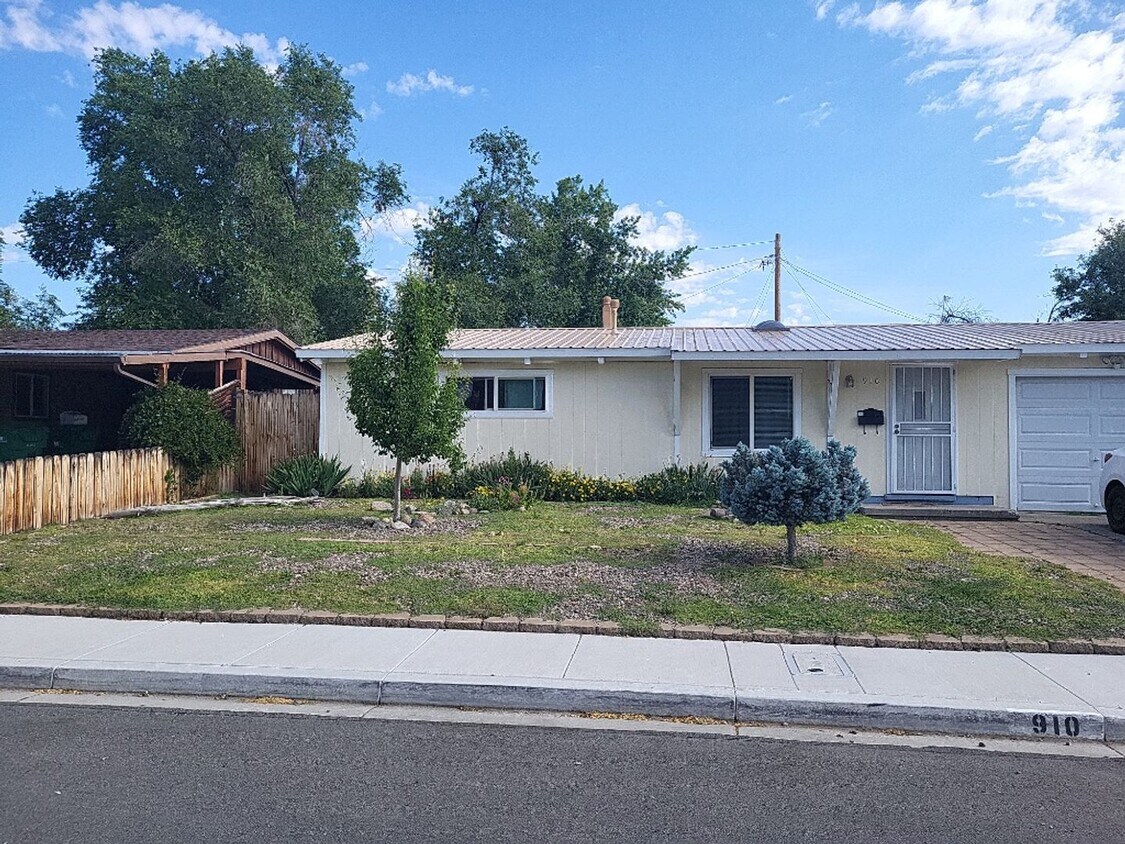 Primary Photo - 910 Russell Way - Lovely 2BR House in Sparks