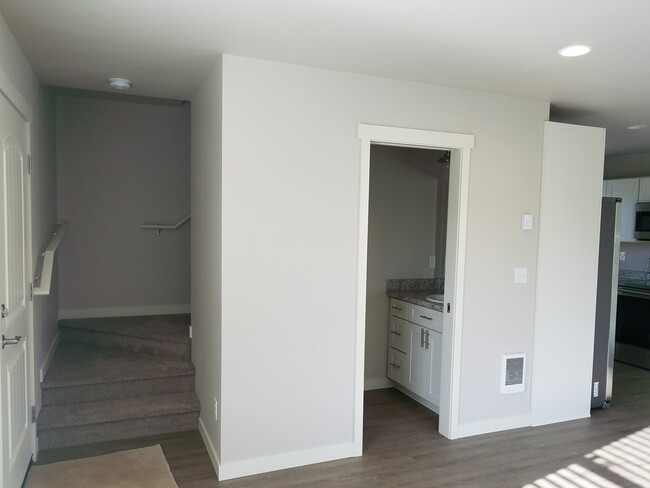 Building Photo - 104 N Anacortes St