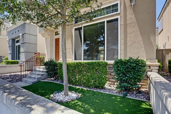 Building Photo - 3 Bedroom Home Available Now!