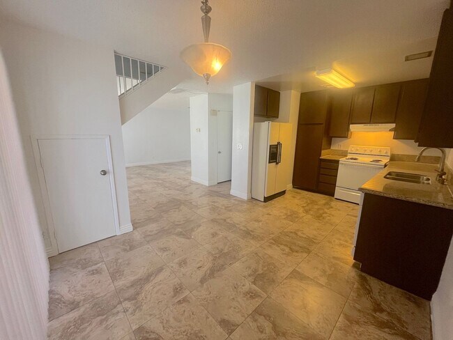 Foto del edificio - SPACIOUS 2BED/2BATH TOWNHOUSE