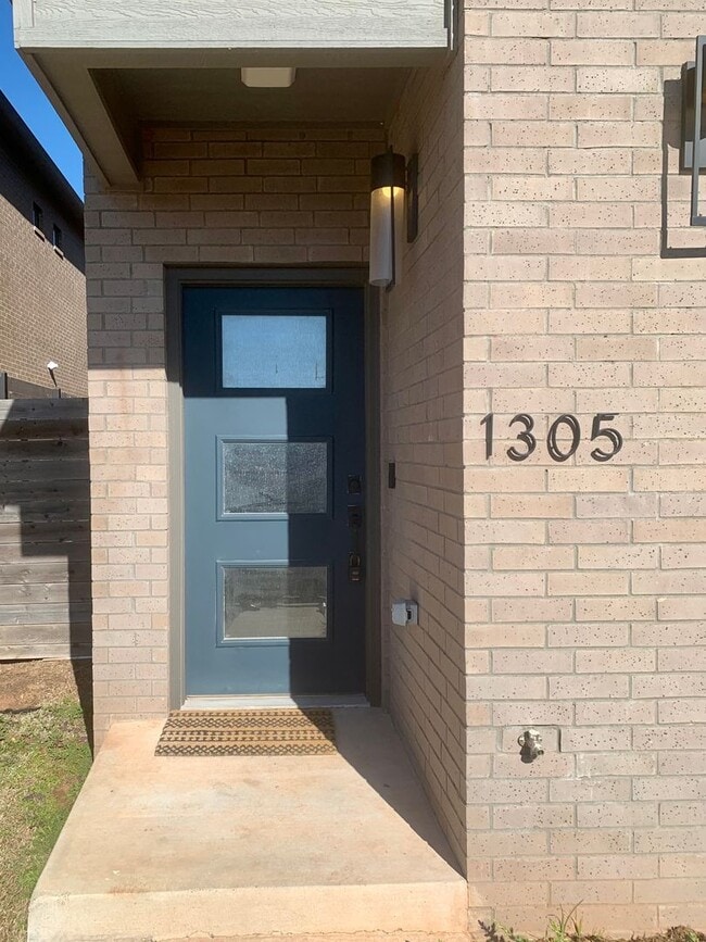 Building Photo - 3 Bed 2.5 Bath Modern Townhome Close to Do...
