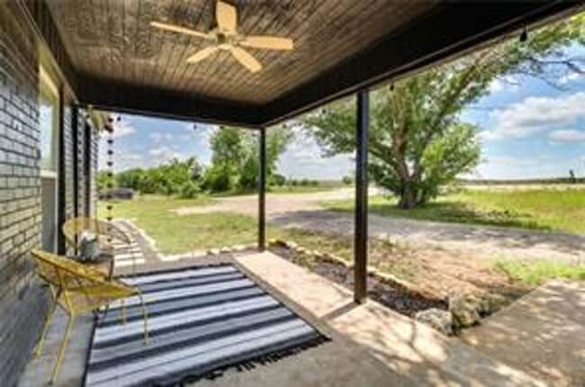 Building Photo - 3911 Southwinds Dr