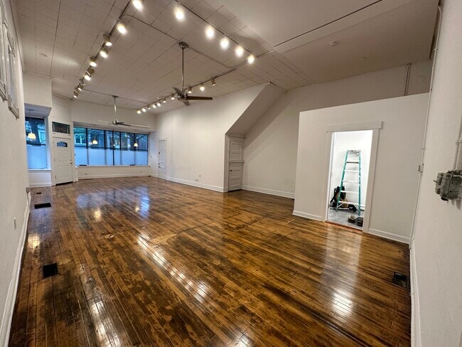 Foto del edificio - 1049 N Marshfield Ave