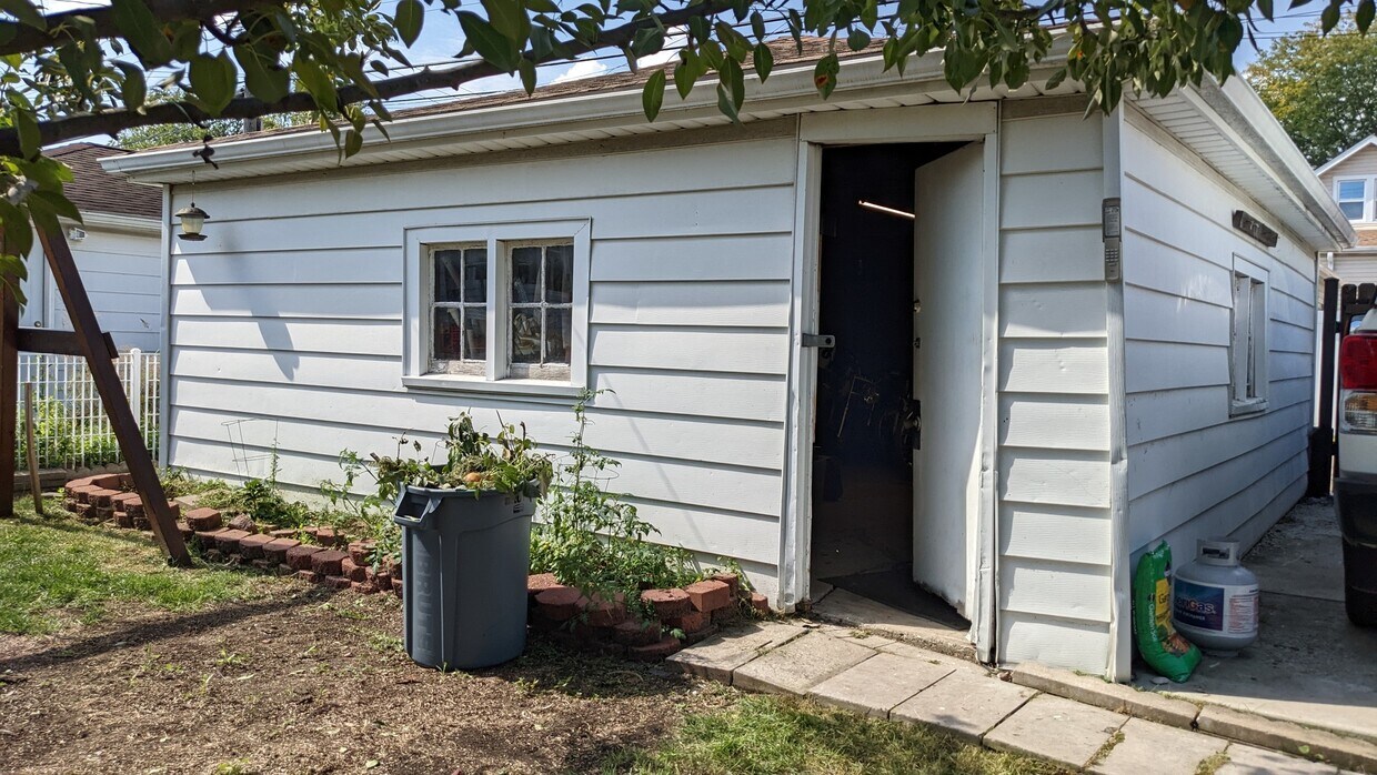 Building Photo - 3332 N Nagle Ave