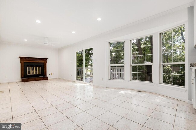 Building Photo - 6124 Valley View Dr
