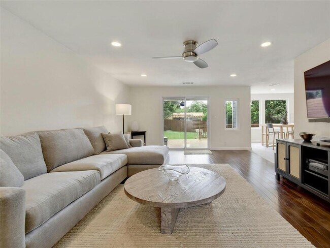 Foto del edificio - 3013 Rogge Ln
