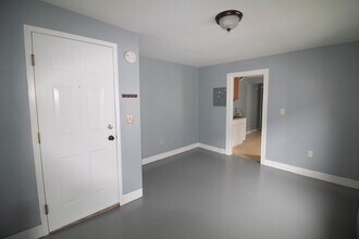 Building Photo - 207 Maple St