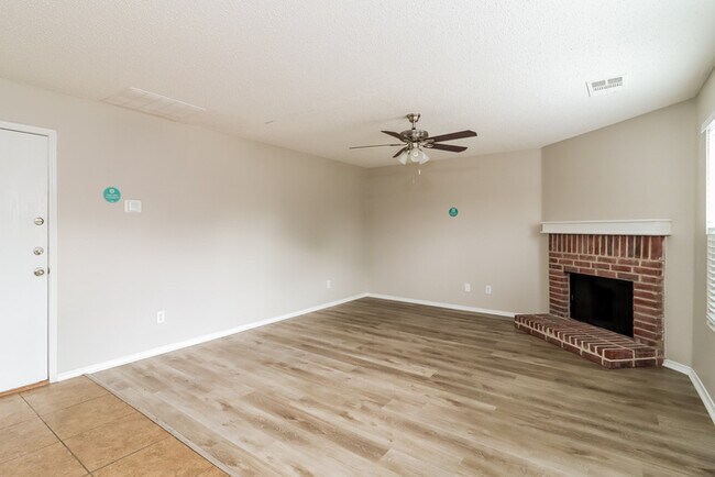 Building Photo - 525 Linacre Dr