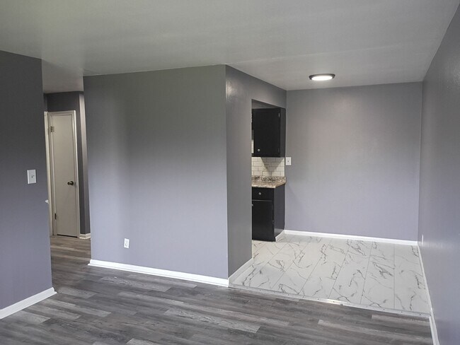 Foto del edificio - Spacious 1BR Apartment | Convenient Kenosha Location