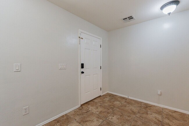 Building Photo - Experience Comfort & Convenience: 3 Bed, 2...