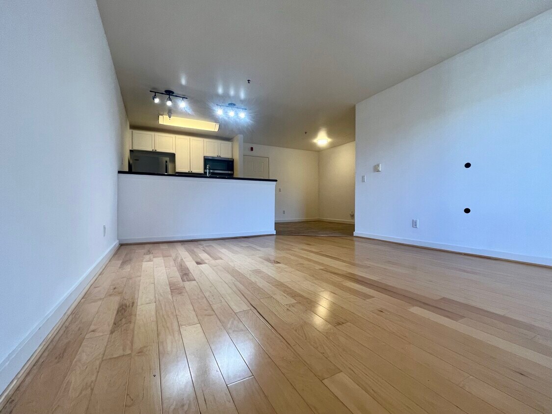 Foto principal - 6400 Christie Ave