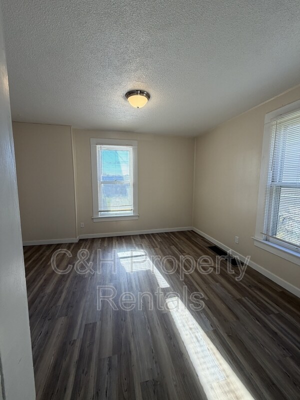 Foto del edificio - 32 Custer Ave
