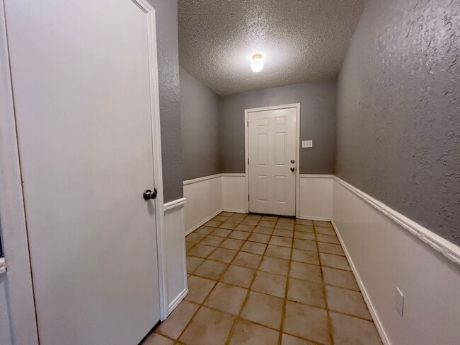 Building Photo - PRE-LEASING FOR JUNE: Great 3/2/2 in North...