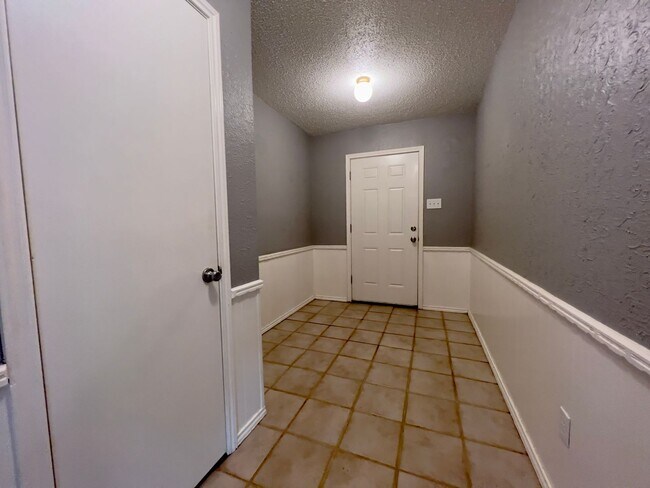 Foto del edificio - PRE-LEASING FOR JUNE: Great 3/2/2 in North...