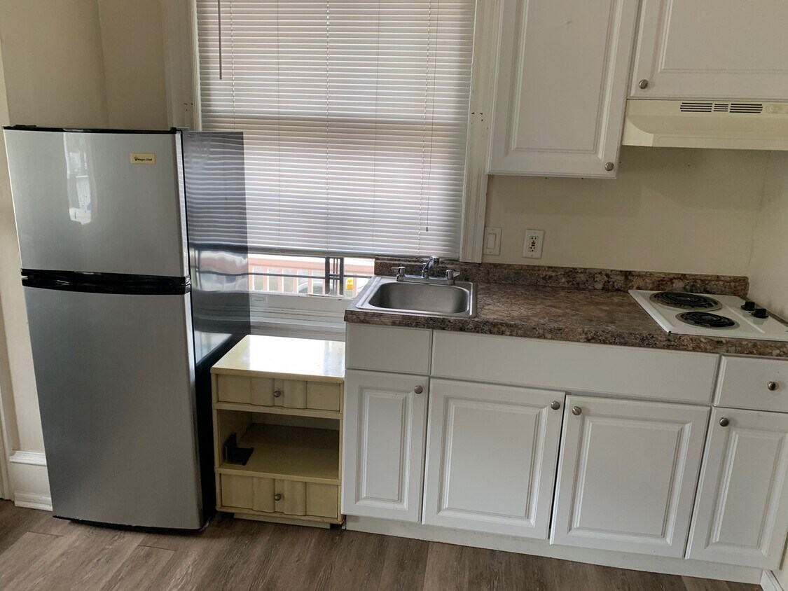 Building Photo - Fab Frankford Studio Apartment Available Now