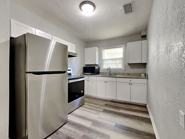 Foto del edificio - 7587 Epperson Ave