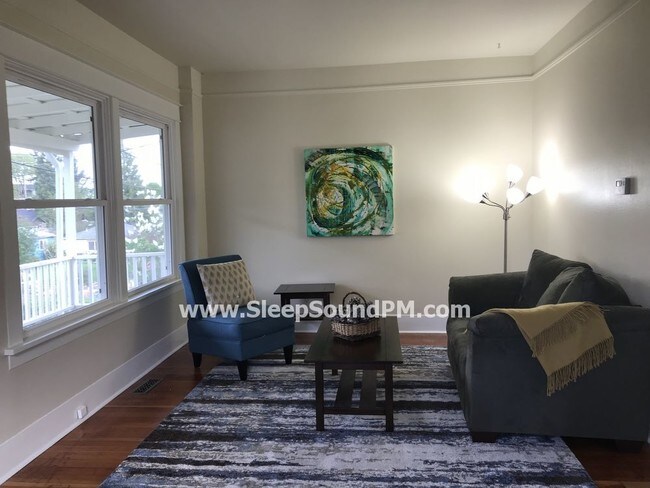 Building Photo - Lovely Two Bedroom Duplex with Office