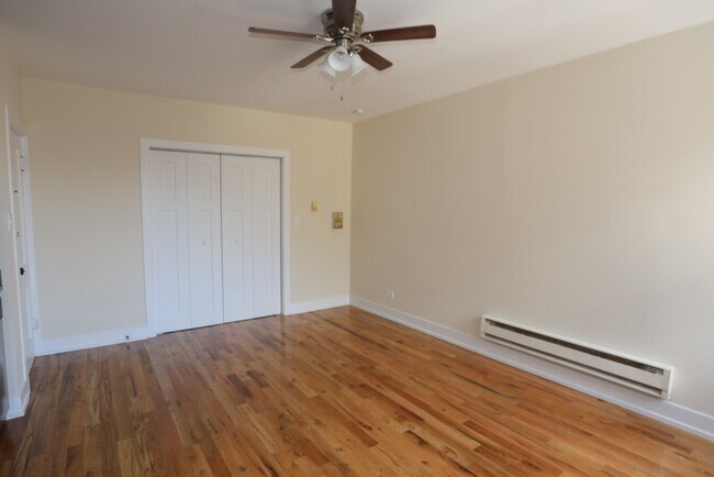 Building Photo - 823 W Diversey Pkwy