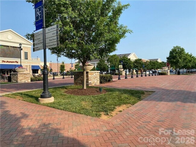 Foto del edificio - 6434 Raffia Rd