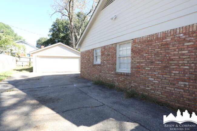 Building Photo - 934 Farmington Dr N