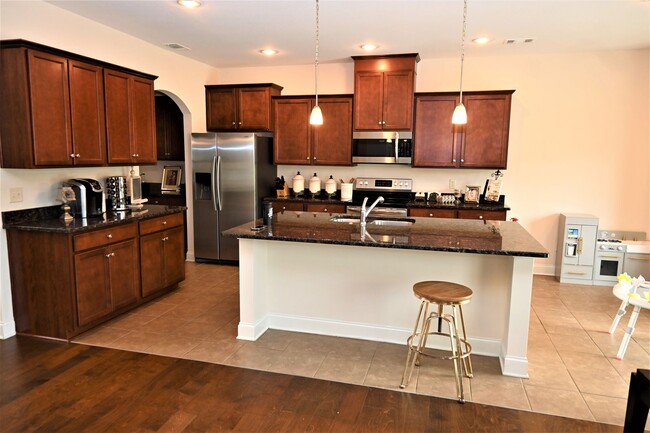 Foto del edificio - 4 bedroom 2.5 bath