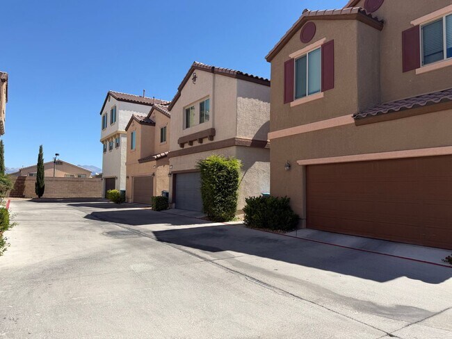 Foto del edificio - 3 bedroom 2 bath 2 car garage low maintenance