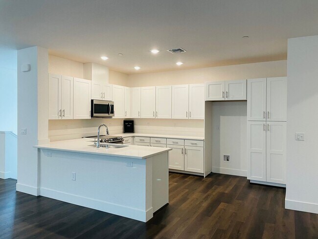 Foto del edificio - 5301 E Commerce Way