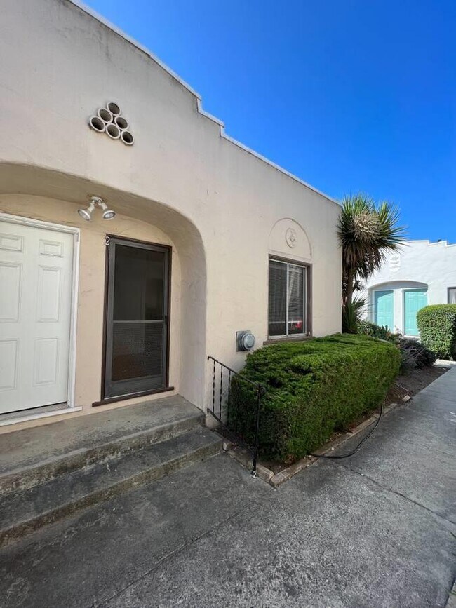 Building Photo - 1051 Chanticleer Ave