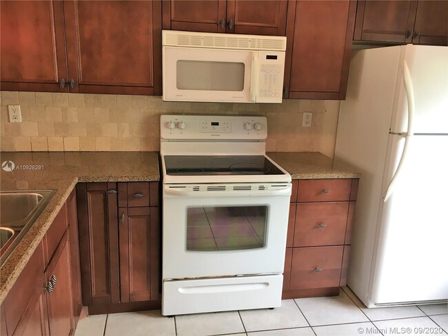 Foto del edificio - 3084 S Oakland Forest Dr