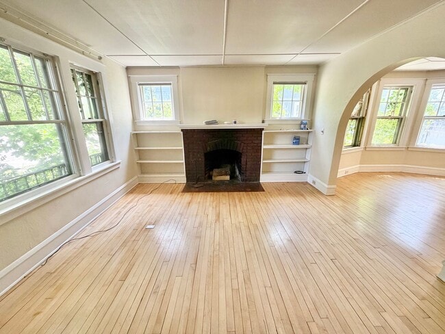 Building Photo - 3 Bedroom Apartment in Burlington VT Available NOW! OFF STREET PARKING, LAUNDRY, HEAT INCLUDED!